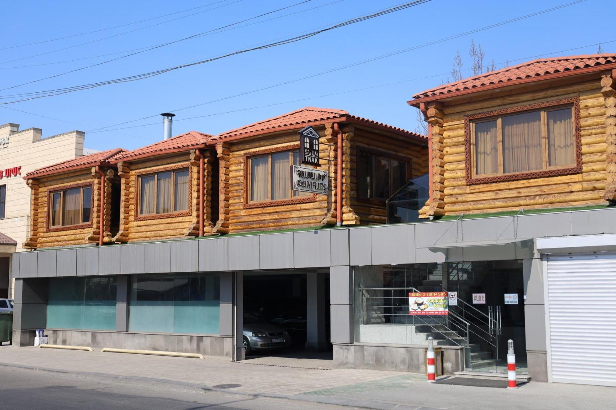 Tnak Hotel Erevan Exterior foto